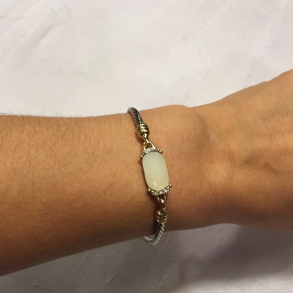 🚫SOLD🚫 white stone bangle - Picture 3 of 4