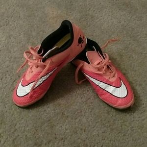 Indoor soccer cleats