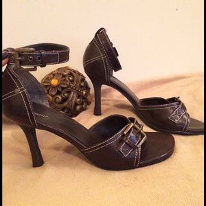 ‼️JUST REDUCED‼️Sexy strapy heels w/ buckle accent