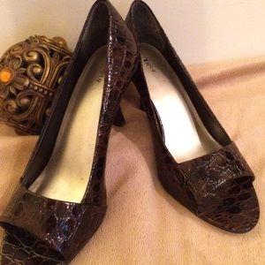 ‼️JUST  REDUCED‼️ Patent alligator style shoes EUC
