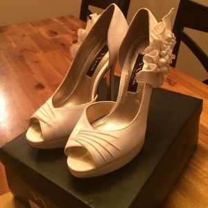 Nina brand ivory shoes. Size 7.