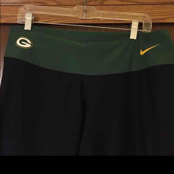COMFY! Nike Dri-Fit PACKERS yoga pants!