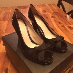 Black heels with bow