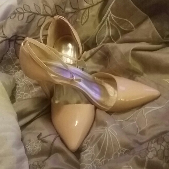 Nude pumps