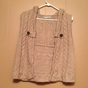 Hooded sleeveless sweater