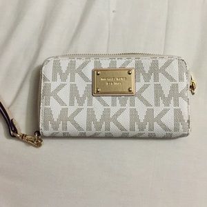 AUTHENTIC Michael Kors IPhone wristlet