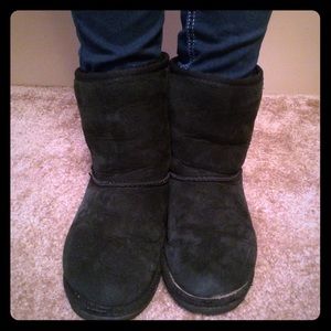 Black short Ugg boots