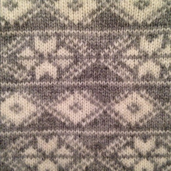Gap size small gray and white snowflake sweater - Picture 4 of 4