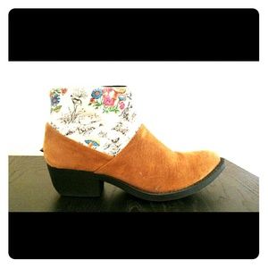 UNIQUE SUEDE BOOTIES