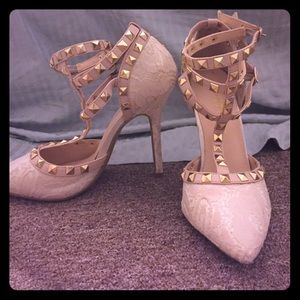 NWOT Pointed toe heels with gold studs SIZE6