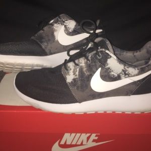 NIKE roshe runs size 8.5