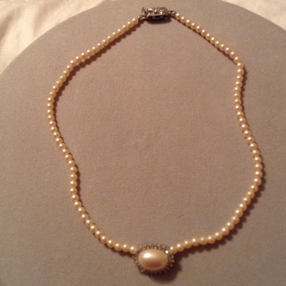 Monet dainty pearl necklace