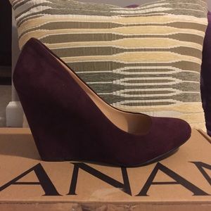 NWT BananaRepublic Suede Wedge Pumps