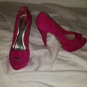 NEVER WORN-PINK SUEDE PEEP TOE PUMP