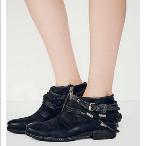 Triumph DISTRESSED boots