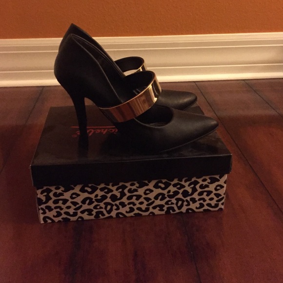 Black vegan leather heel with gold band. - Picture 1 of 4