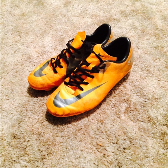 Unisex soccer cleats☀️