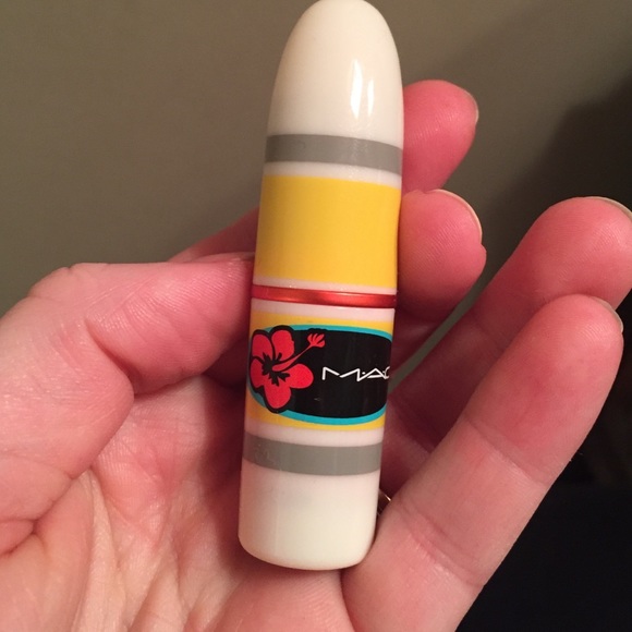 ❌sold in bundle  ❌Mac Bust Out lipstick