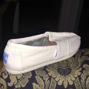 NWOT All white toms 6.5W