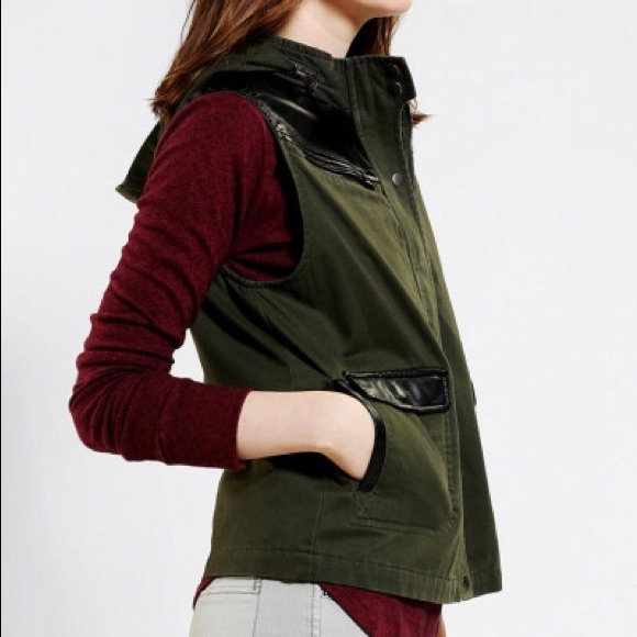 ❗️FREE SHIPPING SALE❗️🎉HP🎉 BDG Army Vest from UO