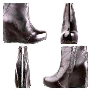 Jeffrey Campbell pixie in black patent leather 💣