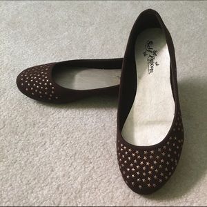 NWOT Star studded brown flats