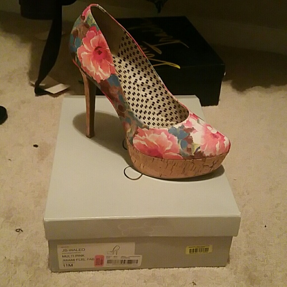 Jessica Simpson Multi flower platform pumps