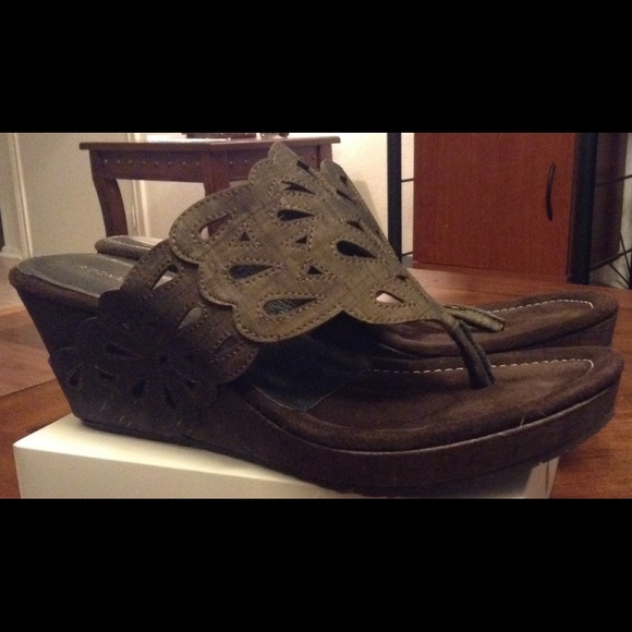 Donald J. Pliner Brown Sandals - Picture 2 of 2