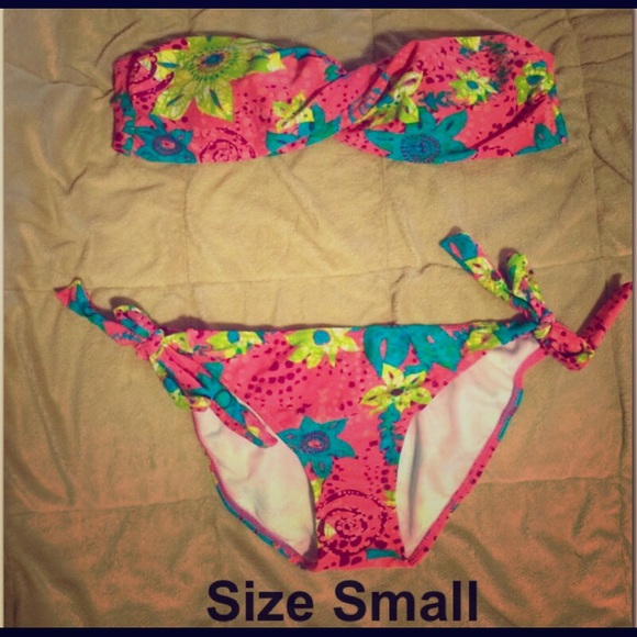NWOT Plunge Twisted Bandeau Bikini, Small (4-6)