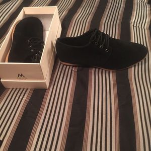 Casually sleek design shoe