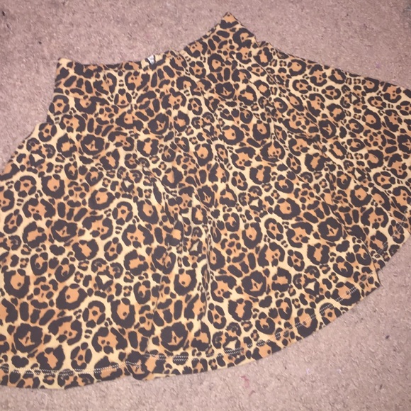 ✨SOLD✨H&M Leopard Skater Skirt - Picture 1 of 3