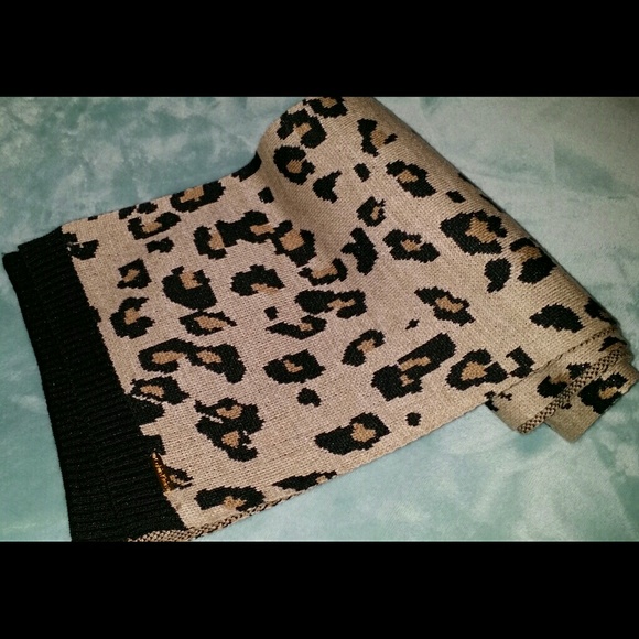☆☆Calvin Klein animal print scarf