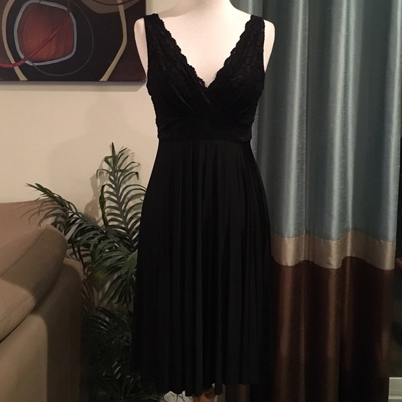 Gorgeous Holiday Dress - Picture 2 of 4