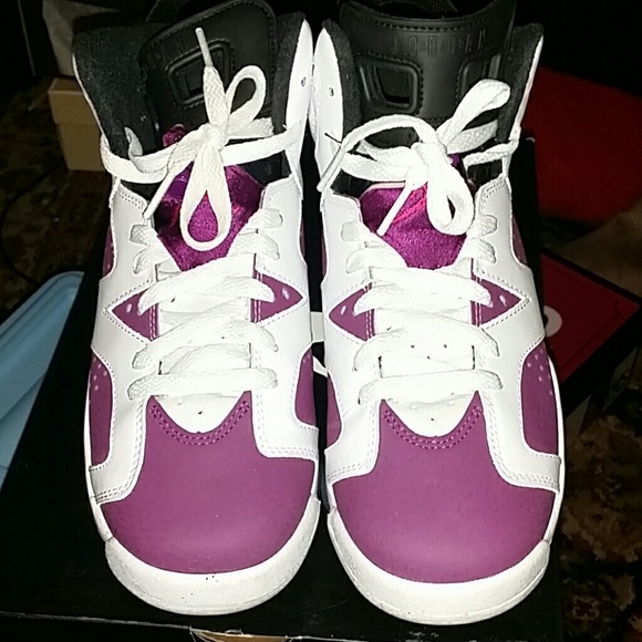 Jordan Shoes - Air Jordan retro 6 size 7y
