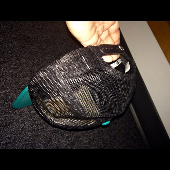 Volcom Trucker hat - Picture 2 of 2