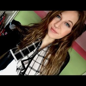 Meet your Posher, Abbey