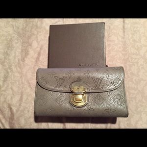 100% Authentic Louis Vuitton Amelia Mahina Wallet