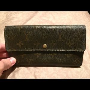 100% Authentic Louis Vuitton Sarah Long Wallet