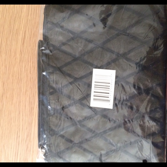 Medium make up clutch