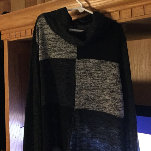 Black and grey sweater - Picture 1 of 2