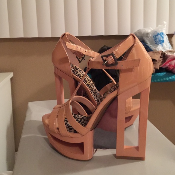 Never worn. Patent. Sand color.