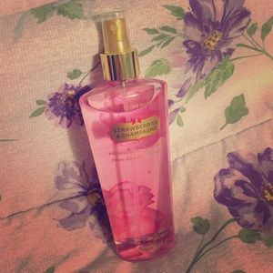 VS Strawberries and Champagne Body Spray