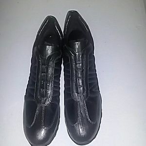 Nurse mates pillow top shoes. Nearly new with no b