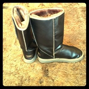 **NEW** Ugg "Classic Short" Leather Boots