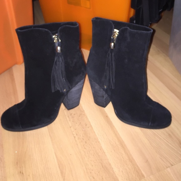 Black heeled booties 💕