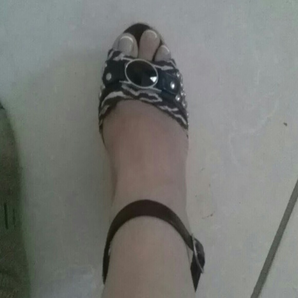 Beautiful Sandals - Picture 2 of 4