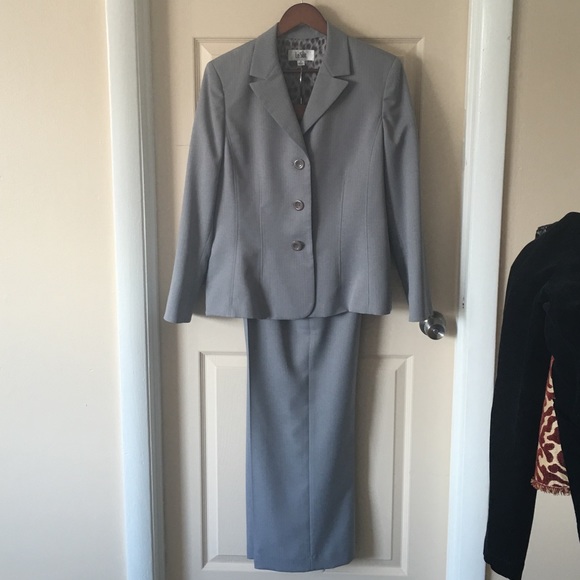 PANTS SUIT -- Le Suit pants suit in soft grey