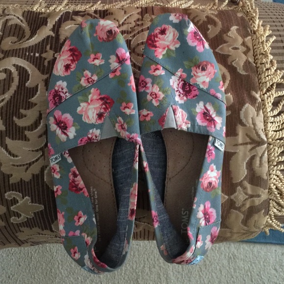 GREY AND PINK FLORAL WOMEN'S CLASSIC TOMS
