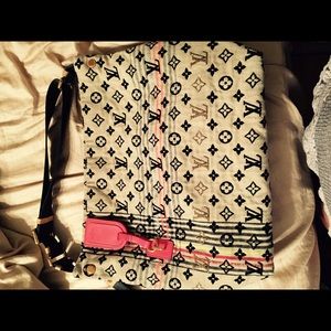 Louis Vuitton | Spr/Sum 2010 Cheche Bohemian Bag