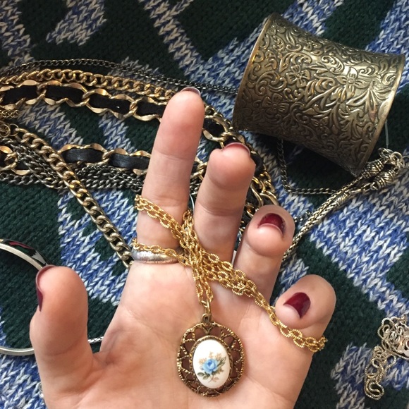 GOLD FLOWER PENDANT NECKLACE